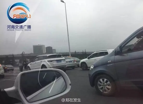 老汉高架骑电车碰瓷不肯撤离 致堵车2小时