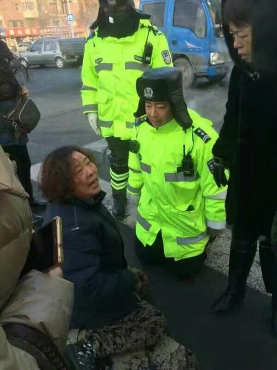 女子当街下跪望不被处罚 交警与其互跪