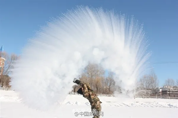 兵哥哥“泼水成冰”玩嗨了 这画面太美