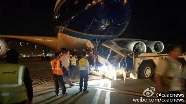 世界最大客机A380机场撞拖车 乘客郁闷了