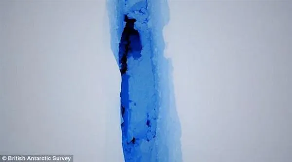 南极冰架裂缝扩张惊人：崩塌形成史上最大冰山