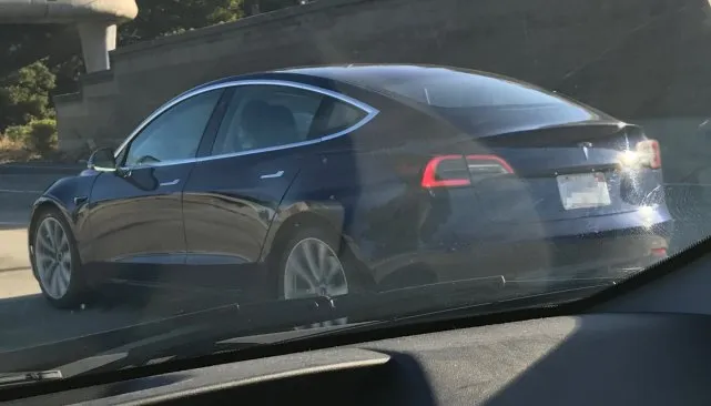 距离发货还有一周，特斯拉Model 3上路照曝光