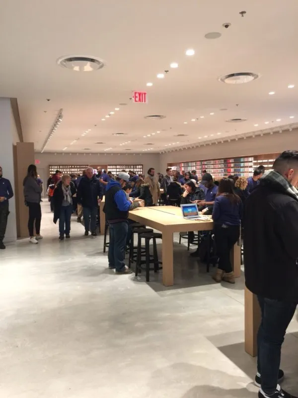 非常拥挤 第五大道 Apple Store 临时点抢先看