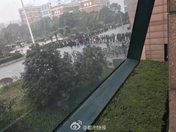 终极大招！学生领“占座票”可抢自习位子