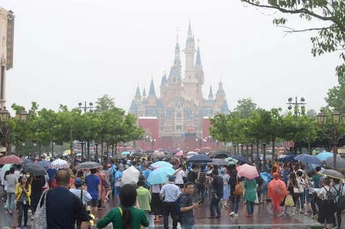 上海迪士尼雨中开业 致辞：下的是钞票