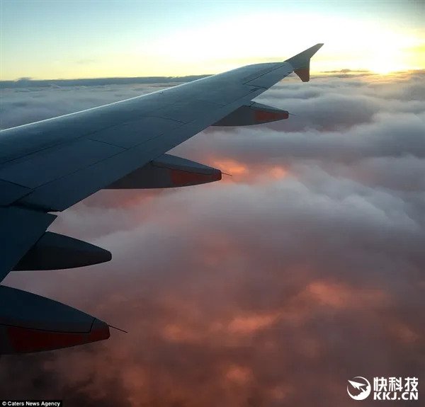 奇观！女乘客坐飞机拍到罕见异像：天空如一片火海