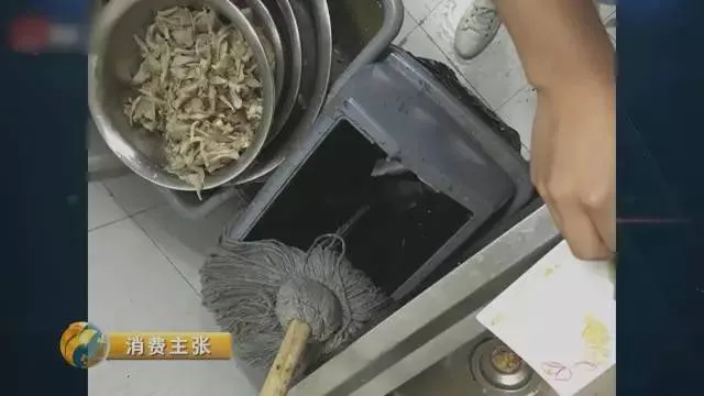 太恶心！曝网餐平台黑作坊现状：洗碗池涮拖把 垃圾堆穿串