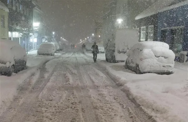 冰岛遇80年来最强降雪 24小时积雪51厘米