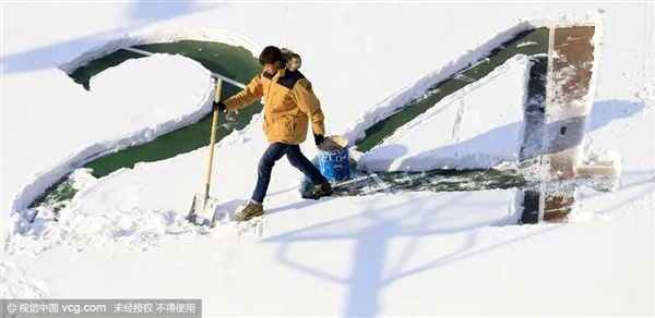 看哭！吉林大学生雪地作画致敬科比：惟妙惟肖