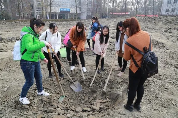 四川一高校开设“种田”课 学生下地挣学分