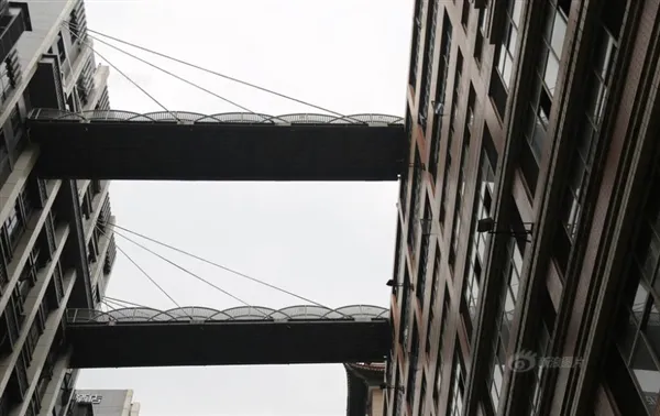 国内惊现最牛天桥：68.5米高 横跨两座大楼
