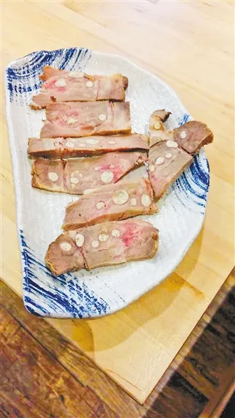 网购的猪肉里现白色“肉瘤” 