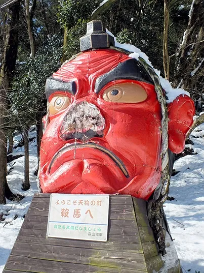 日本天狗雕像鼻子被暴雪压断：看着好痛