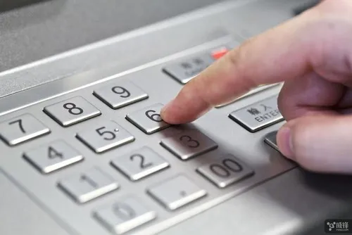 为什么ATM提款机的按键要用金属？看了你就明白