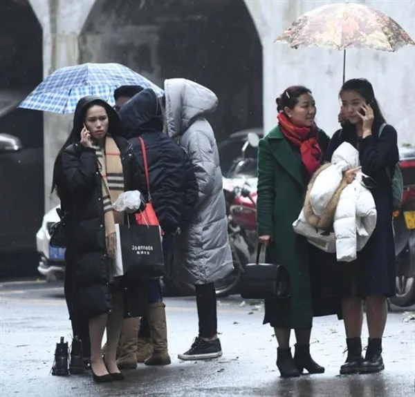 艺考寒风冷雨：考生光腿上阵美丽冻人