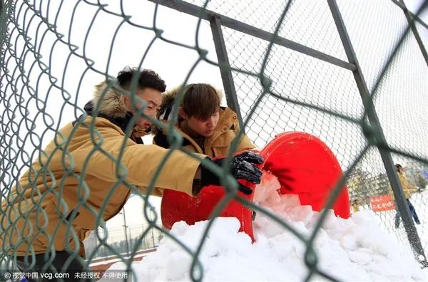 看哭！吉林大学生雪地作画致敬科比：惟妙惟肖