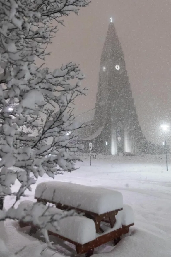 冰岛遇80年来最强降雪 24小时积雪51厘米