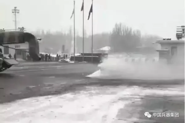 [图]雪后街头出现扫雪神器：“坦克加飞机发动机”