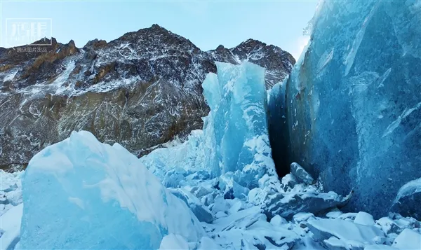 地质学家杨勇介绍,这些冰山是冰舌端破碎的大冰块在冰川前进过程中