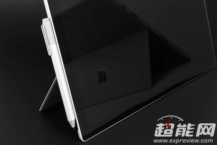 微软或为Surface Pro加入触控笔充电设计，Apple Pencil自愧不如 