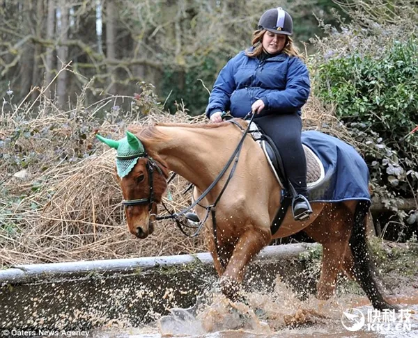 英国22岁女子骑瘦马 一周骑2次压伤马脊椎