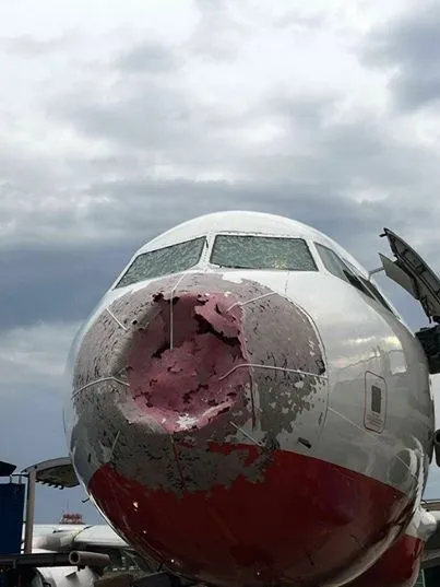 乌克兰飞机被冰雹砸伤 风挡全碎：盲眼迫降似大片