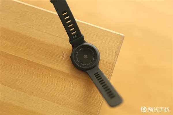 2388元！Moto 360运动版国行图赏：硅胶腕带