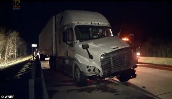 美国18岁女孩边开车边直播 遭大卡车碾压丧命