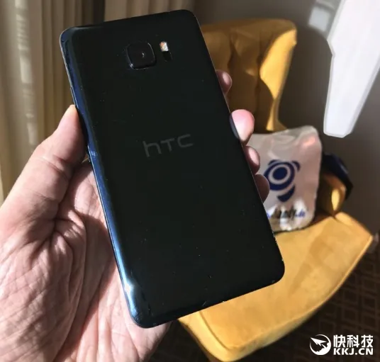 骁龙821+双屏！HTC U Ultra真机曝光：三星/LG杂交体