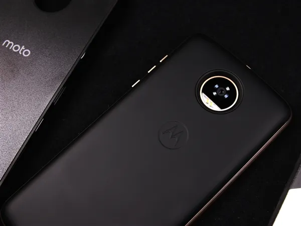 Moto Z2 Play图赏：模块化设计/5.99mm超薄