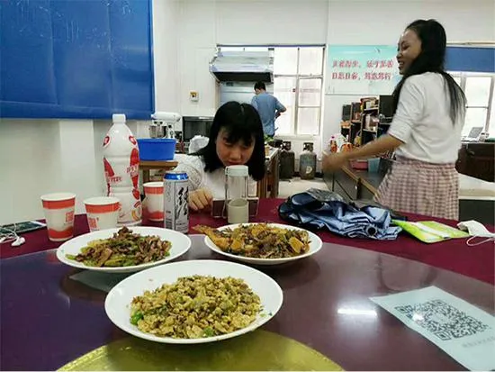 大四学生办“共享厨房”：10元用一次 学校审核食材