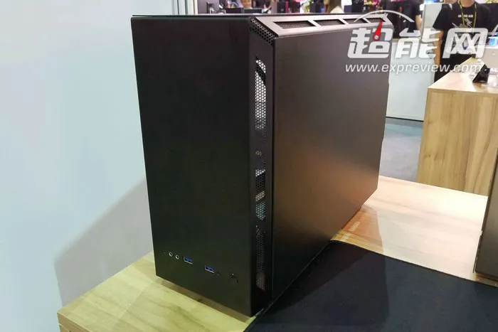 联力Computerx 2016展出两款新ITX机箱：瘦长的Q22、分层的Q37