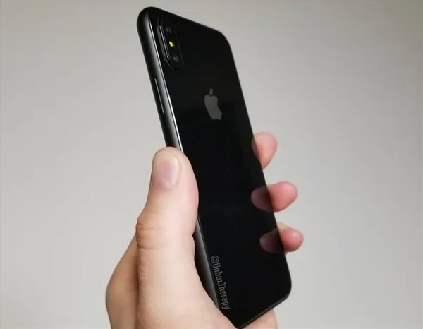 差距惊人！iPhone 8/Note 8定妆照对比：你更喜欢谁？