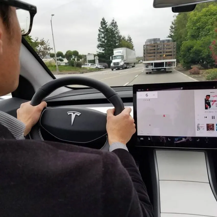 特斯拉Model 3内饰曝光，但仪表盘和出风口去哪了