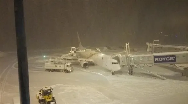 [图]日本北海道遭50年一遇大暴雪：1米多厚