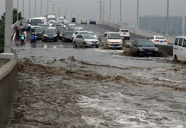 郑州暴雨下瘫城市：高架桥瞬间变游泳池