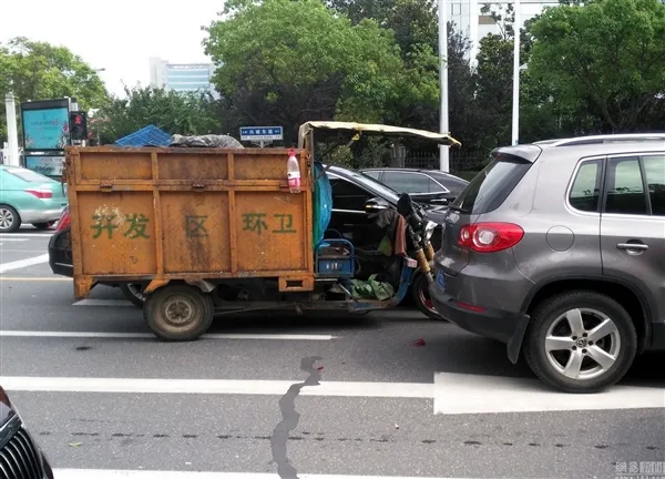 环卫车为避让大众撞上奔驰：两辆车都悲剧了