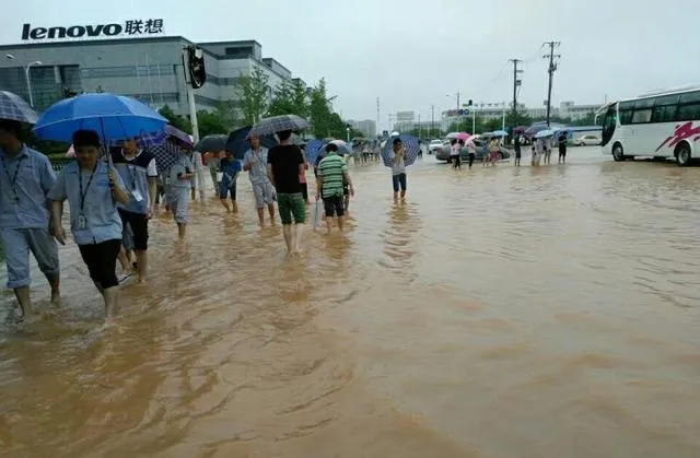 武汉暴雨致联想工厂被大水包围 ZUK Z2手机线上供应受影响