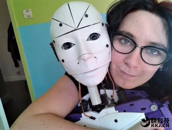 19岁法国少女与机器人订婚：婚后生活是这样