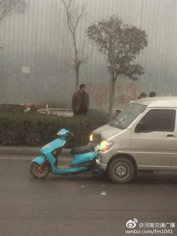 画面辣眼睛 神车五菱追尾小电电后...