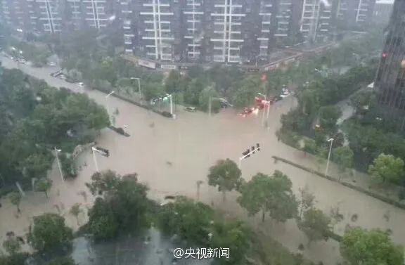 武汉后：南京一夜暴雨 大水围城地铁站灌水