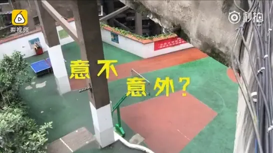 重庆又一魔性建筑走红 空中走廊+梯形篮球场