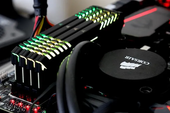 海盗船正式发布复仇者RGB DDR4内存，誓要将光污染进行到底