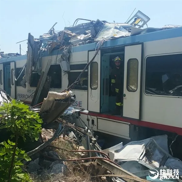 意大利发生火车对撞：20人死亡 现场极惨烈