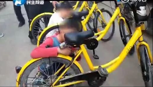 郑州小学生秒开ofo小黄车 路人看呆