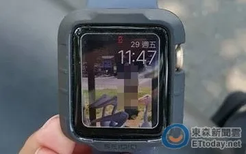 街头捡到Apple Watch 屏幕惊见熟悉女子面孔