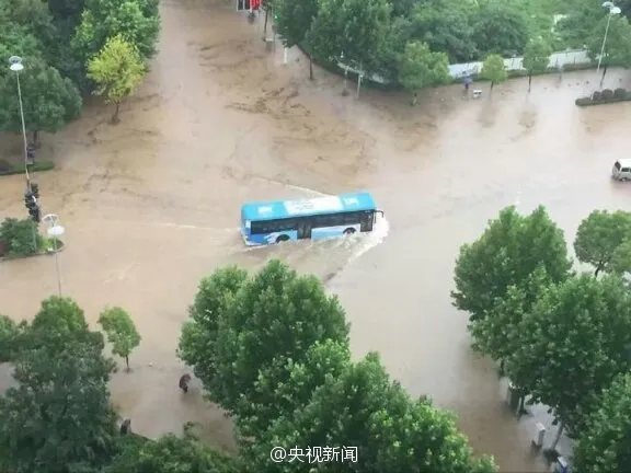 武汉后：南京一夜暴雨 大水围城地铁站灌水