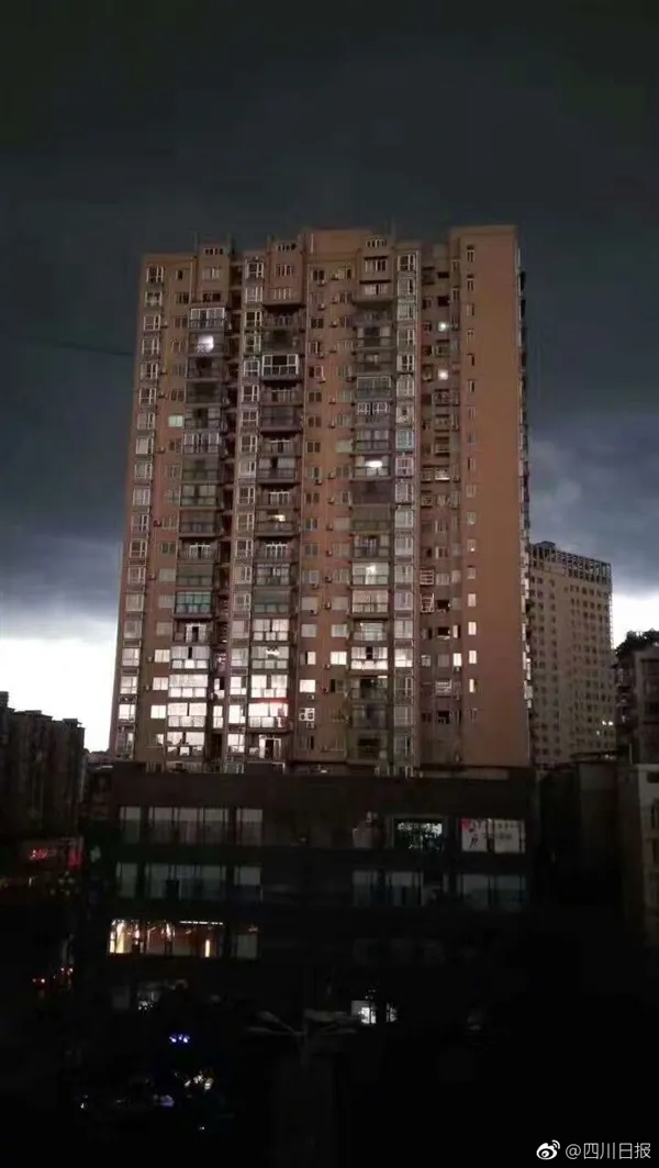 黑云压城城欲摧：四川雨前瞬间白昼变黑夜