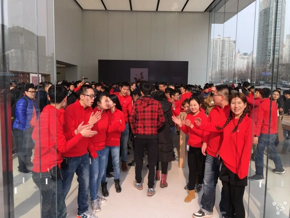 青岛万象城Apple Store今开业：寒风刺骨难阻热情果粉