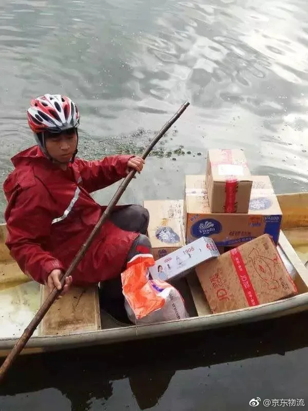 3天暴雨积水大腿深 京东快递小哥划船送货走红